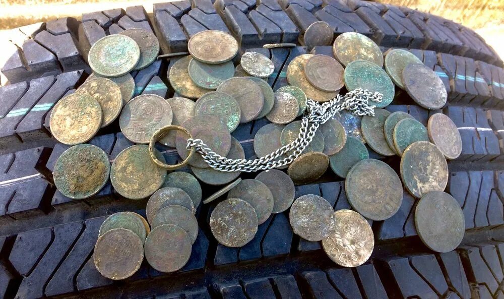 Клады воронежской области. Клад трубецких нарышкиных фото. Найденные клады петербурга. Копатель монет. Клады дирхемов на руси.