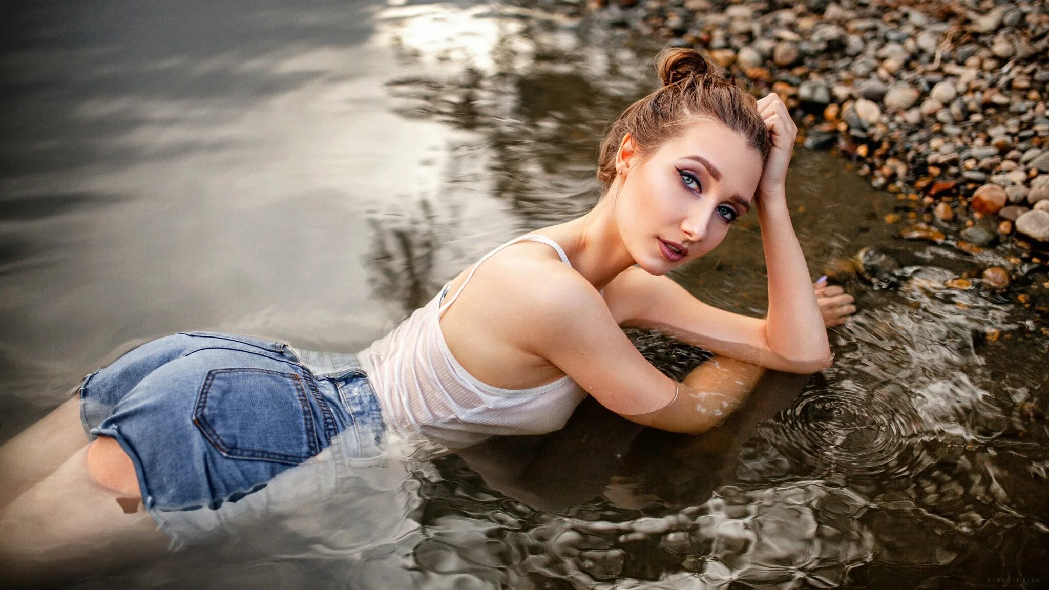 Вода одежда девушки. Девушки в мокрой одежде. девушка в мокрой одкджк. фотосессия в воде в рубашке. фотосессия в мокрой одежде.