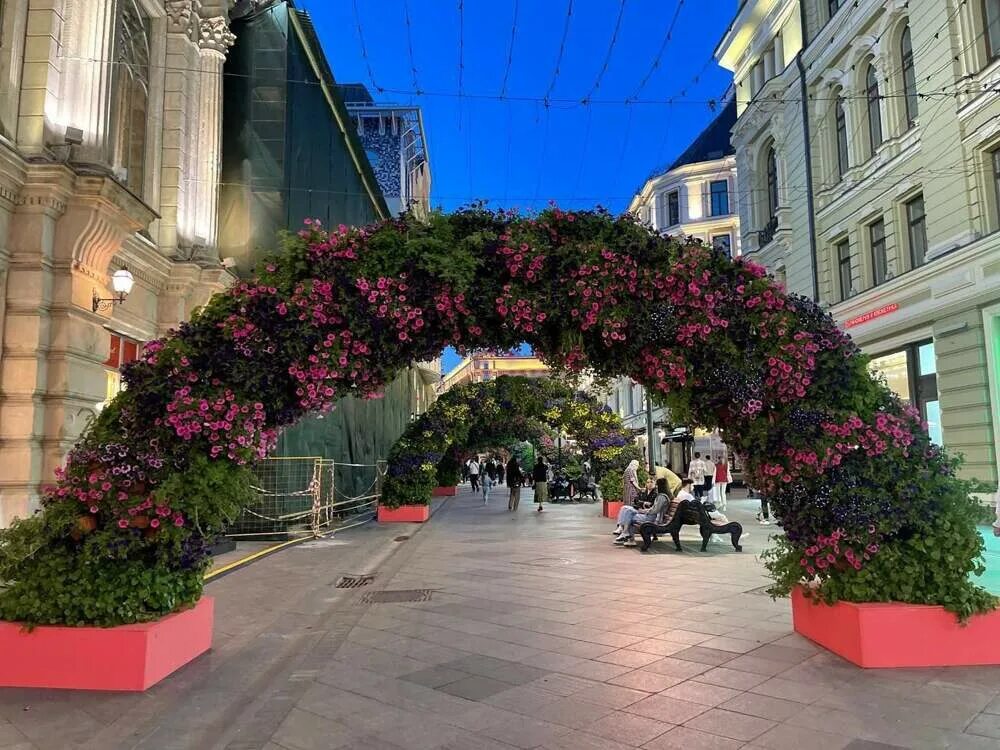 Цветочная арка. Мосты украшенные цветами москва. Мосты украшенные цветами москва. Цветочная арка. Мосты украшенные цветами москва.