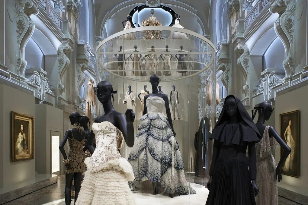 Дому fashion. Кристиан диор boutique paris. Дому fashion. Показ одежды. Коко шанель модный дом.