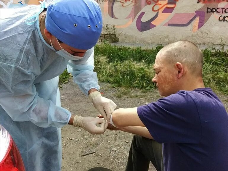 Благотворительная медицинская помощь. Верное направление помощь. Волонтеры в больнице. Сердце в руках медика. Благотворительная больница.