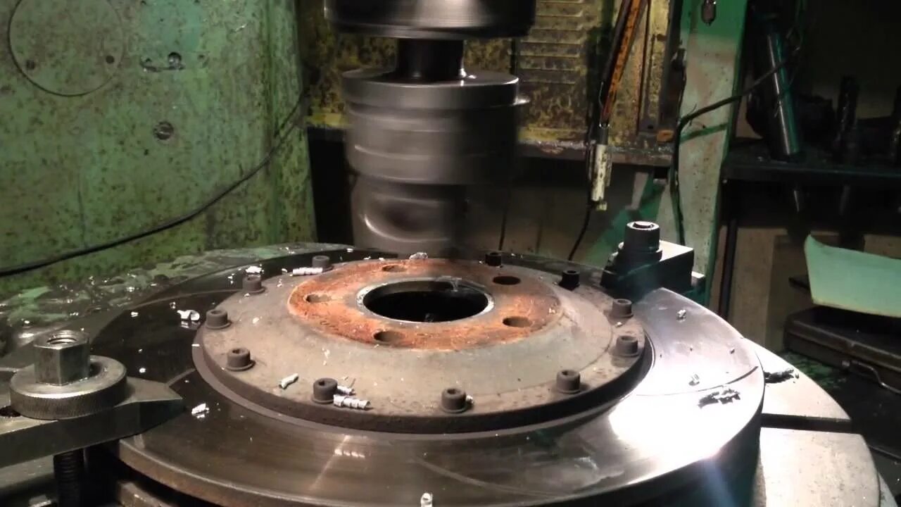 Проточка колесных дисков под ступицу. Проточка поворотного кулака нива под подшипник ивеко. Расточка под ступицу. Расточка под ступицу. Расточка под ступицу.