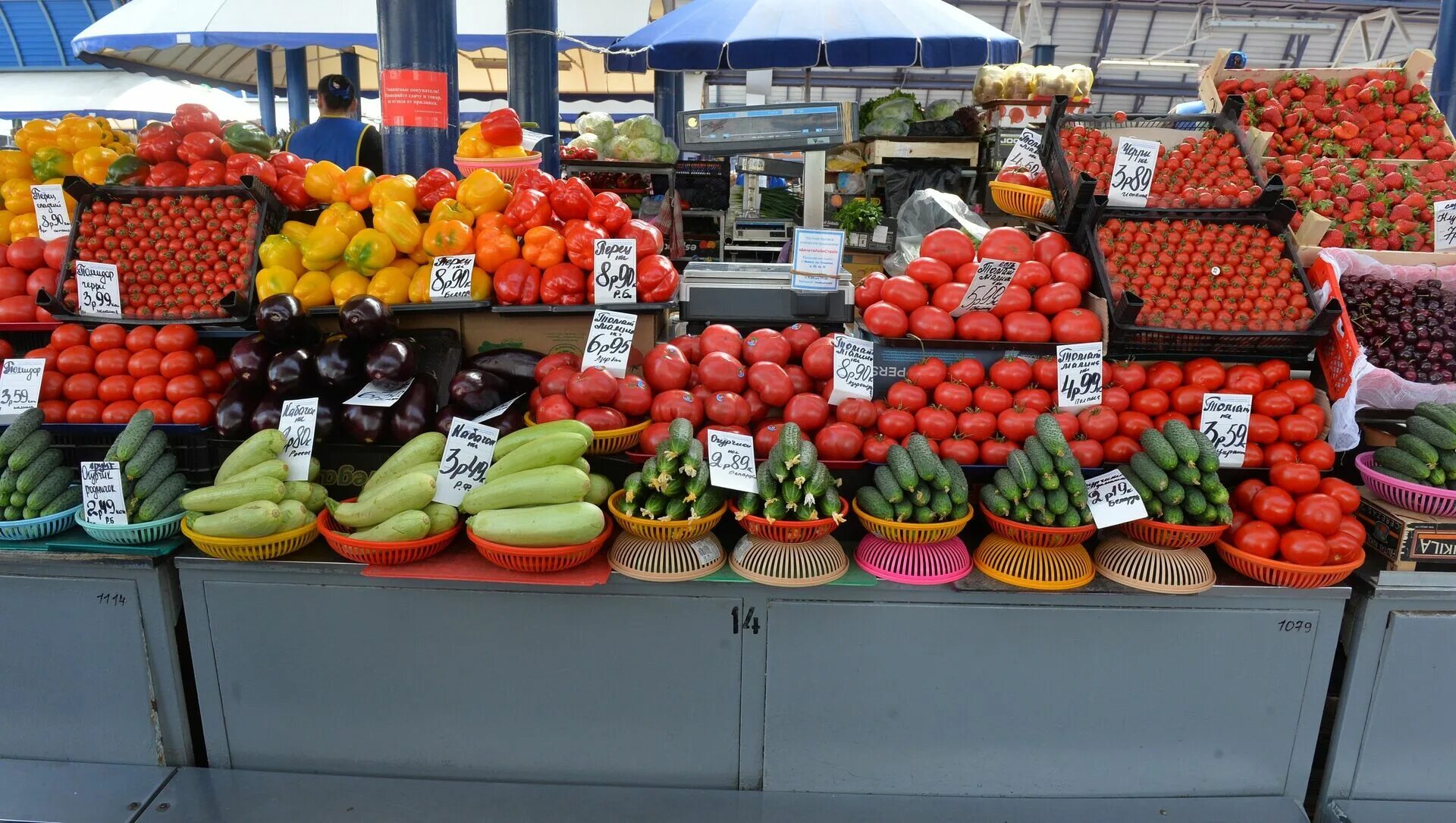 Где купить фрукты овощи. Прилавок с овощами и фруктами. Прилавок на рынке. Прилавок с овощами и фруктами на рынке. Витрина овощи фрукты.