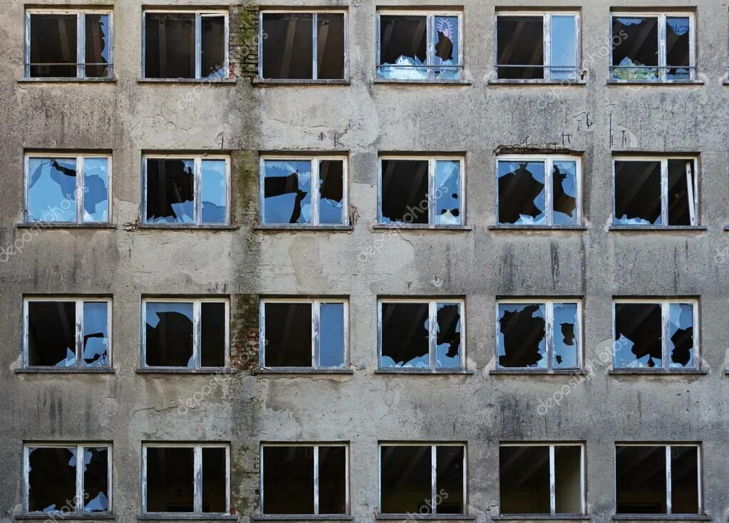 Разбить окно быстро покинуть здание при землетрясении. Разбитое окно. разбитые окна. разбитые окна здание. разбивка окон многоэтажки.