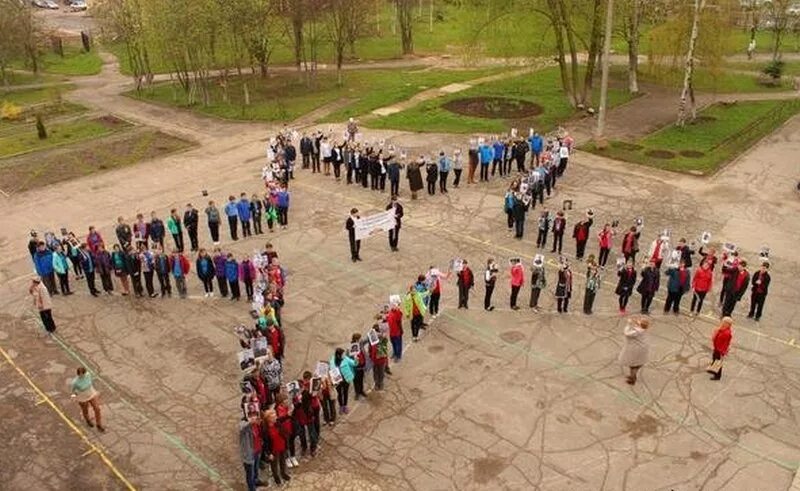 35 школа смоленск мальчик. 35 Школа Смоленск. Флешмоб пятиконечной звезды. Звезда акция флешмоб.