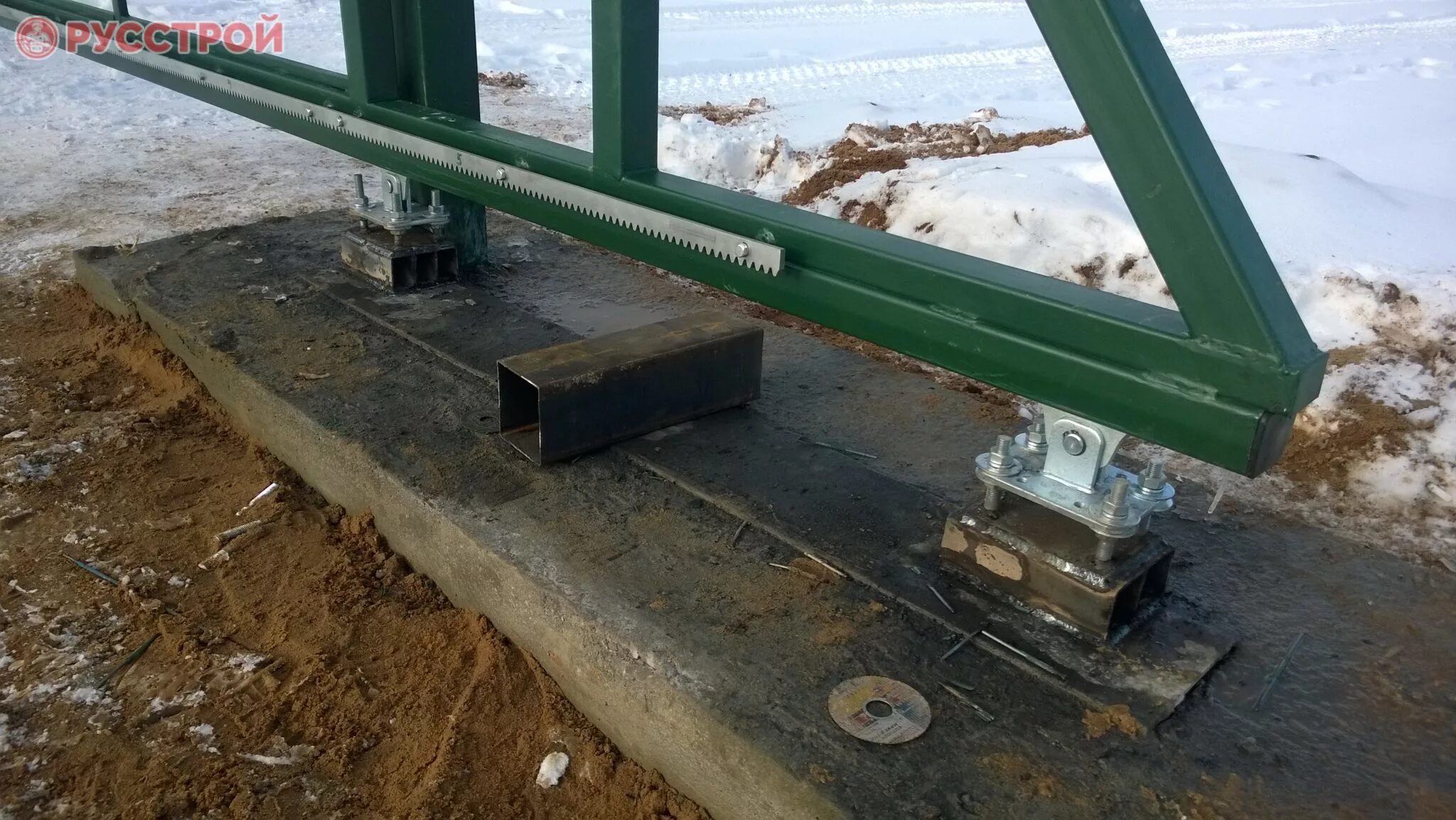 швеллер для откатных ворот. швеллер 16 для откатных ворот. рама силовая бетонируемая для откатных ворот. закладные под автоматику откатных ворот. силовая рама для откатных ворот дорхан.