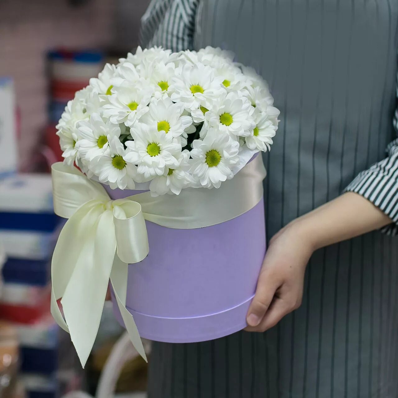 Хризантемы в шляпной коробке. Букет в шляпной коробке с хризантемами. Коробка хр. Букет из ромашковых хризантем в коробке. Шляпная коробка "7 гортензий".