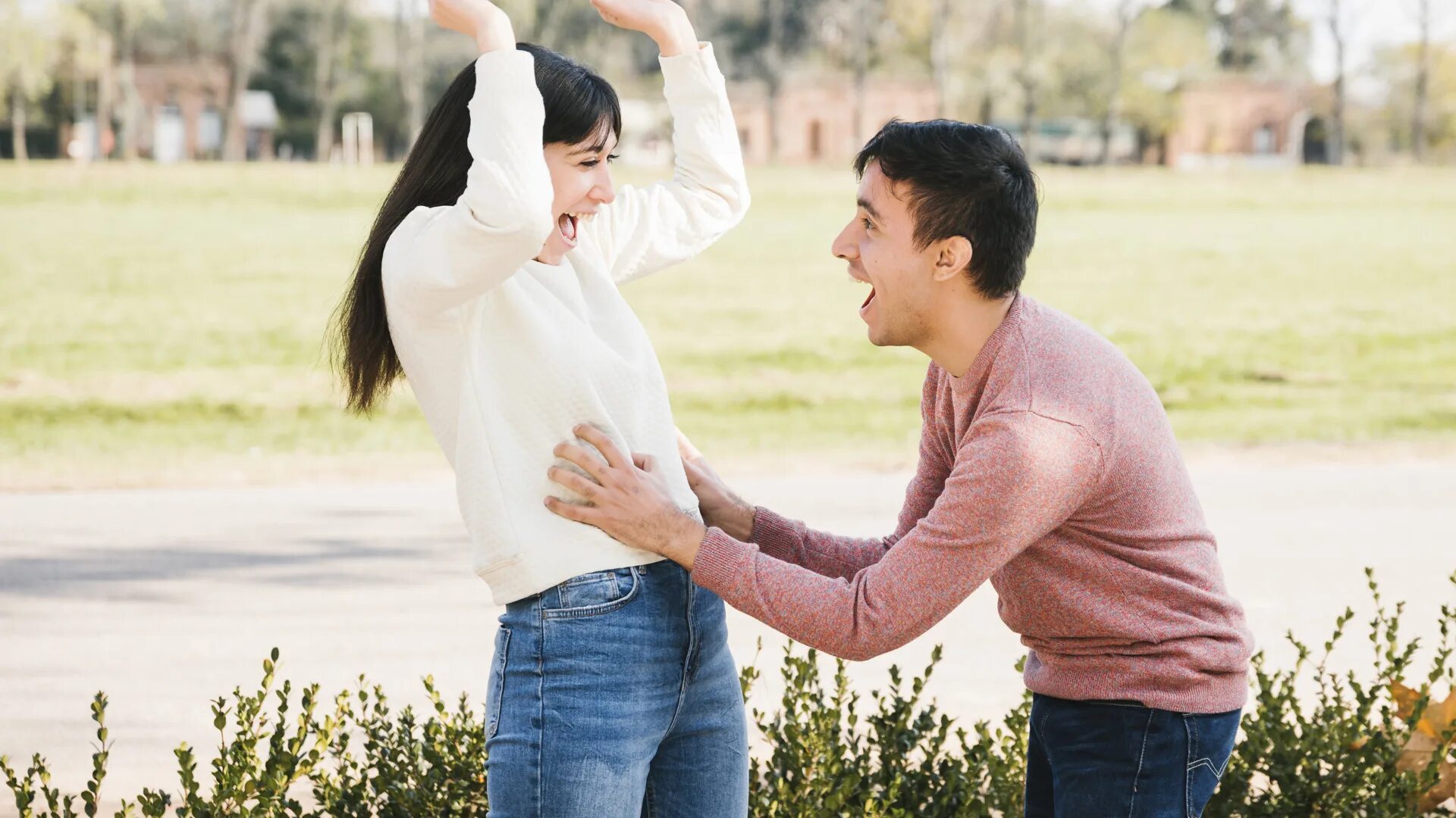 Парень щекочет девушку. Мужчина щекочет женщину. Щекотать парня. Мужчина щекочет женщину. Мужчина щекочет женщину.