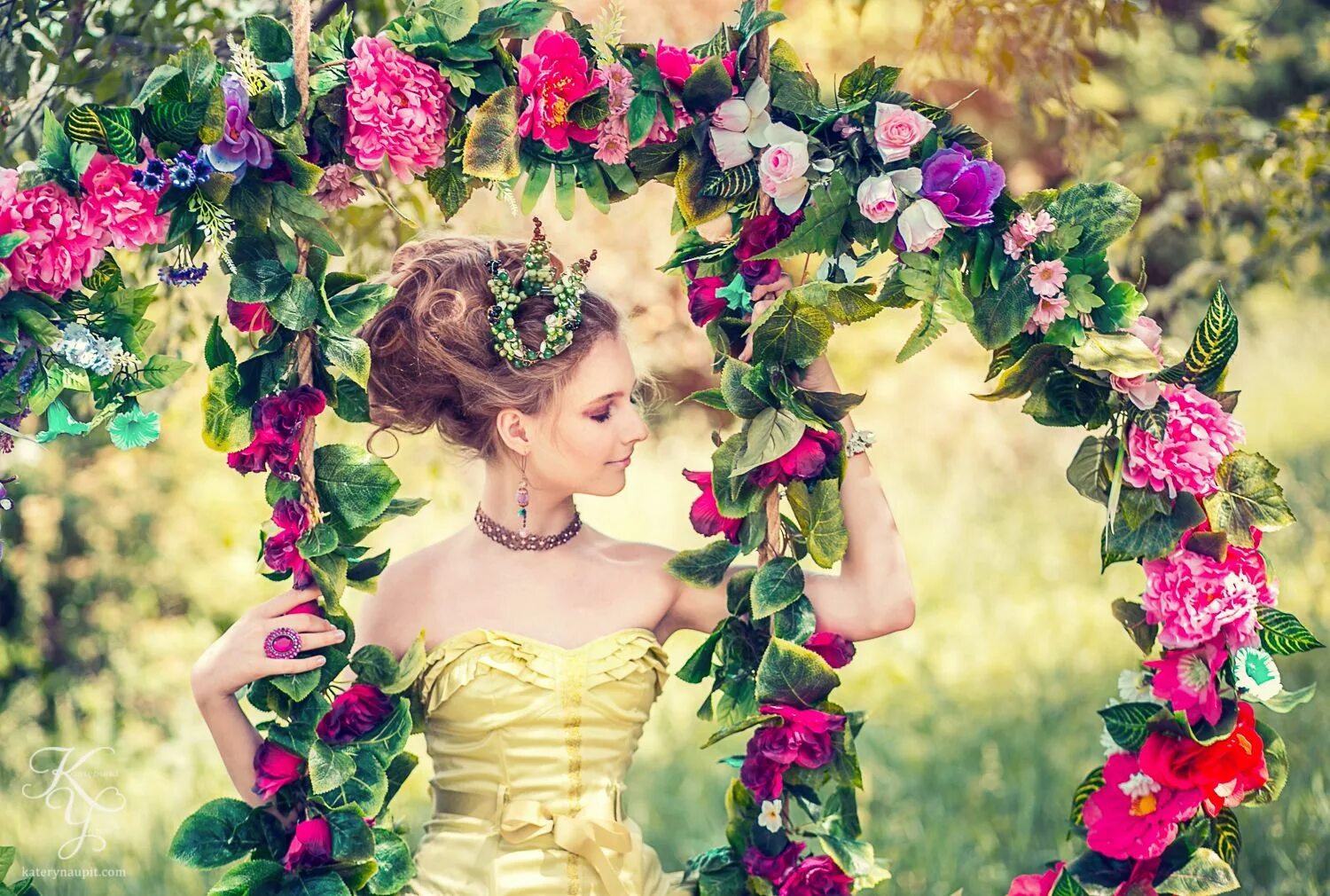 платье феи. женщина королева цветов. королева цветов образы. женщина королева цветов. девушка с алыми розами.