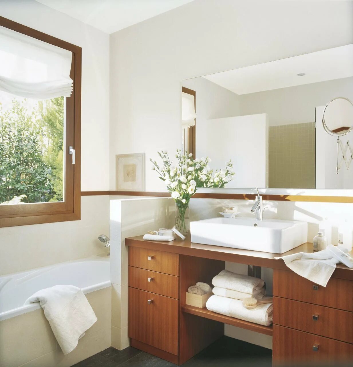 Ванная комната с окном. Небольшая ванная с окном. Ванные комнаты с окном в частном доме. Ванная с окном интерьер. Разместить ванну в ванной комнате