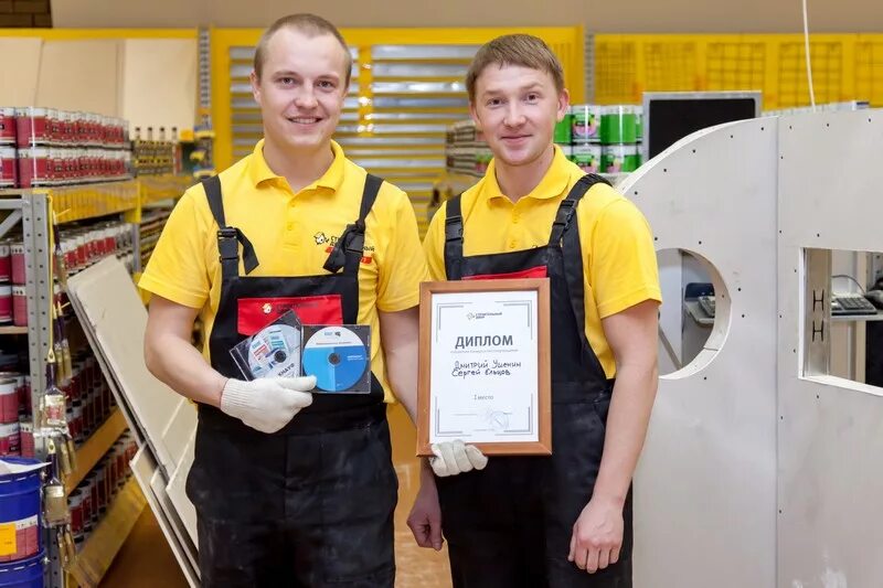 мельникайте 123 ст1. строительный двор ишим. строительный двор сотрудники. строительный двор. команда продавцов.