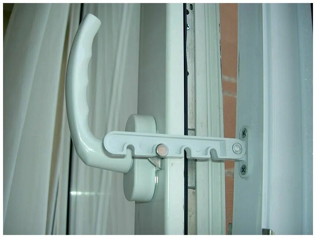 оконный проветриватель гребенка. ограничитель открывания пластиковых окон установка. оконный ограничитель гребенка geviss. ограничитель открывания пластиковых окон установка. ограничитель открывания створки гребенка.