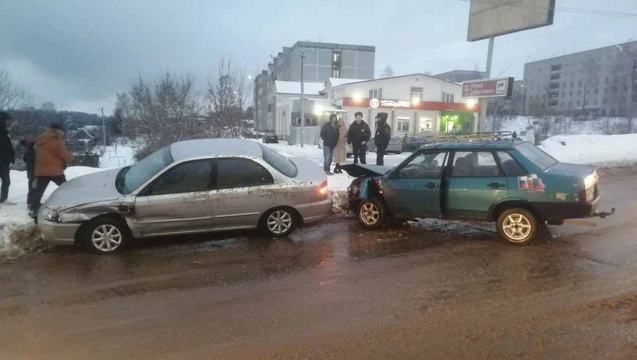 Последняя авария в Торжке. Авария в городе Торжке Тверской области. На встречной полосе столкнулся