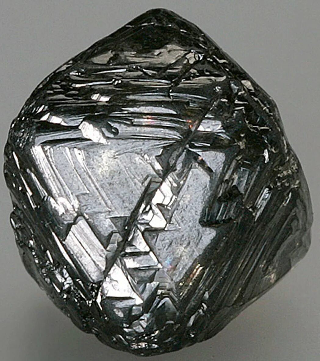 Алмаз бром. Минерал карбонадо черный Алмаз. Лонсдейлит минерал. Лонсдейлит метеоритный камень. Алмаз лонсдейлит.