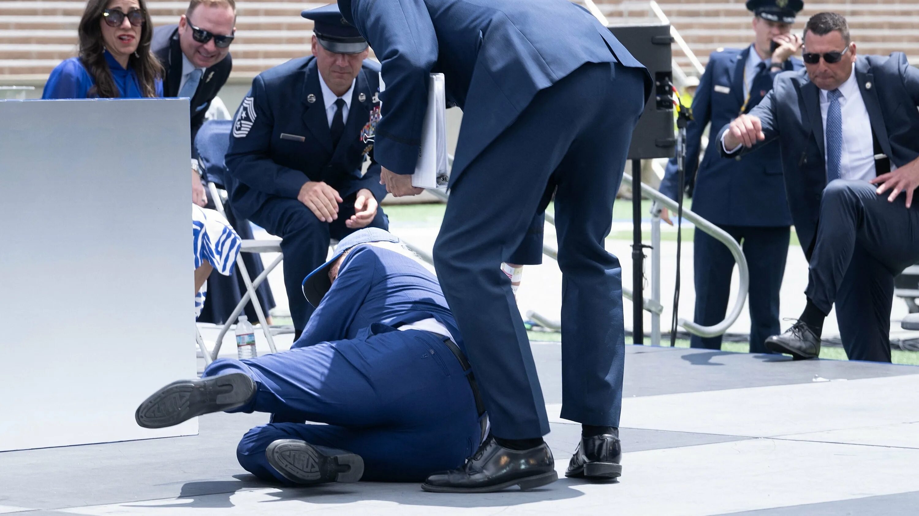 Драный флаг сша. Город падаюших самолётов в америке. Джо байден упал с велосипеда. Падение америки. Рваный флаг сша.