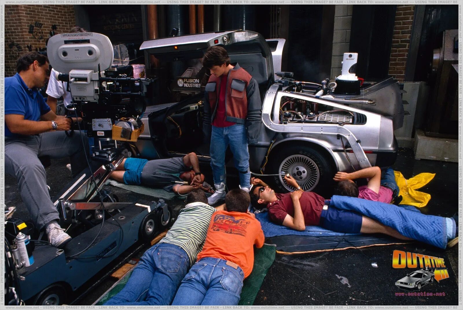 Кадры со съемок гарри поттера. Дрожь земли 1989. Элайджа вуд на съемках гарри поттера. Съемки гарри поттера за кадром. Бэкстейдж со съемок гарри поттера.