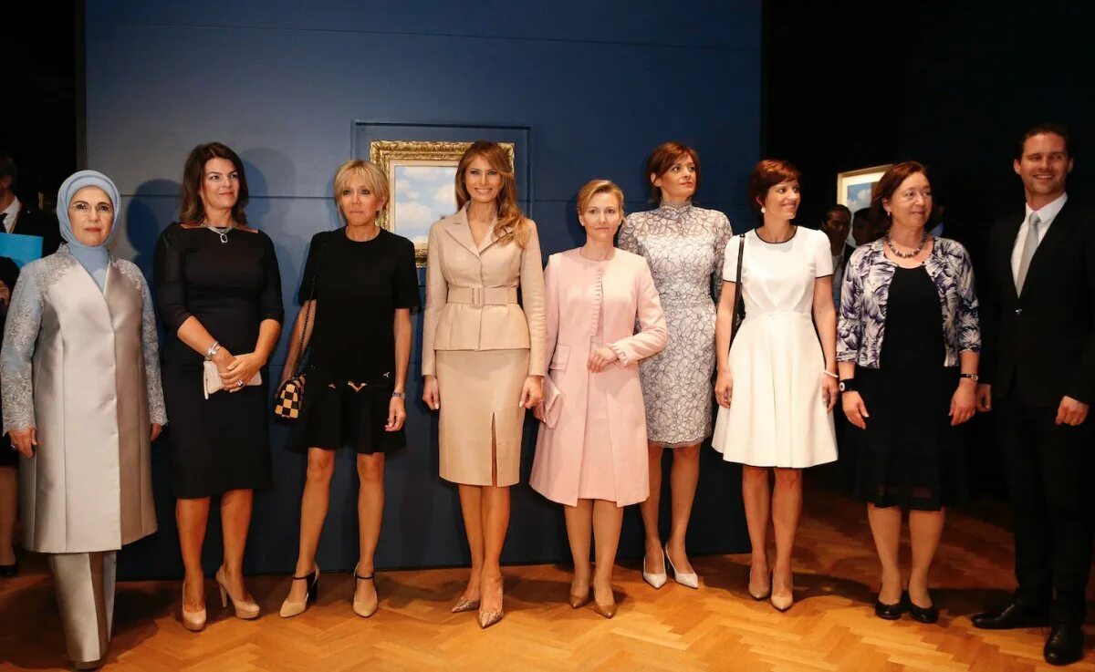 Первая леди страны. Премьер министр Люксембурга с женой. Первая леди Люксембурга. Премьер-министр Люксембурга первые леди. Первая леди Люксембурга в платье.