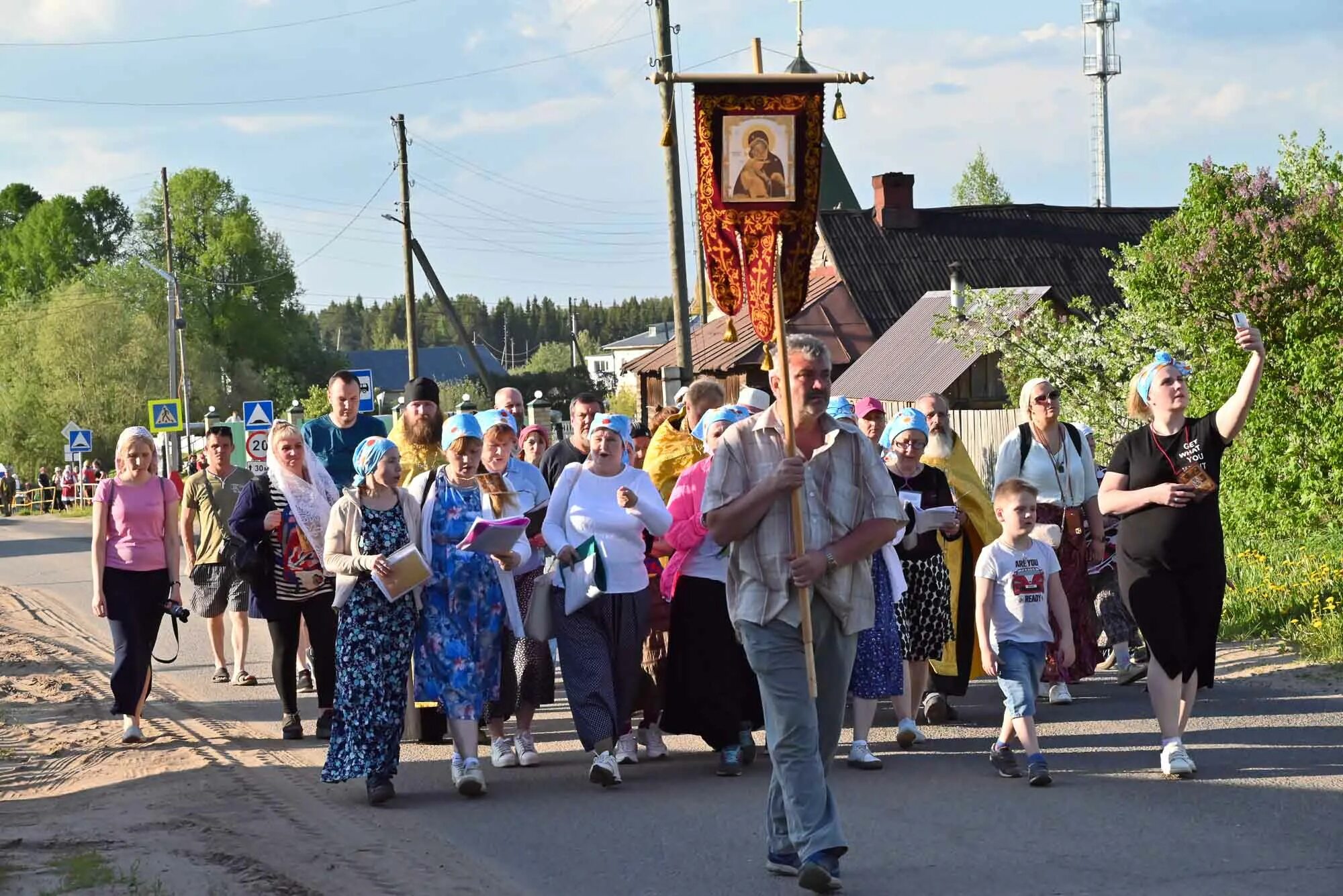 Крестный ход в белгороде 2024 видео. Село Великорецкое крестный ход. Крестный ход Киров 2022 Великорецкое. Великорецкий крестный ход 2022. Село Бобино Кировская область крестный ход.