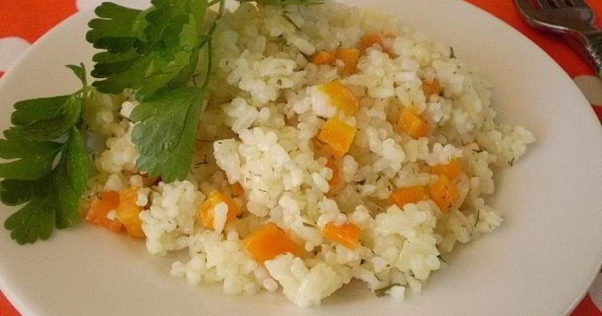 Вкусный рис с морковью и луком. Рис с морковкой. Рис с морковкой и луком. Рис с морковью и луком. Рис отварной с луком и морковкой.