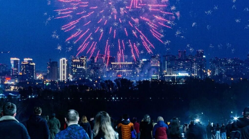 День города Новосибирск 2022. Салют на день города Новосибирск 2022. Салют на набережной Новосибирск 2022. Набережная Новосибирск день города. День города новосибирск 2024