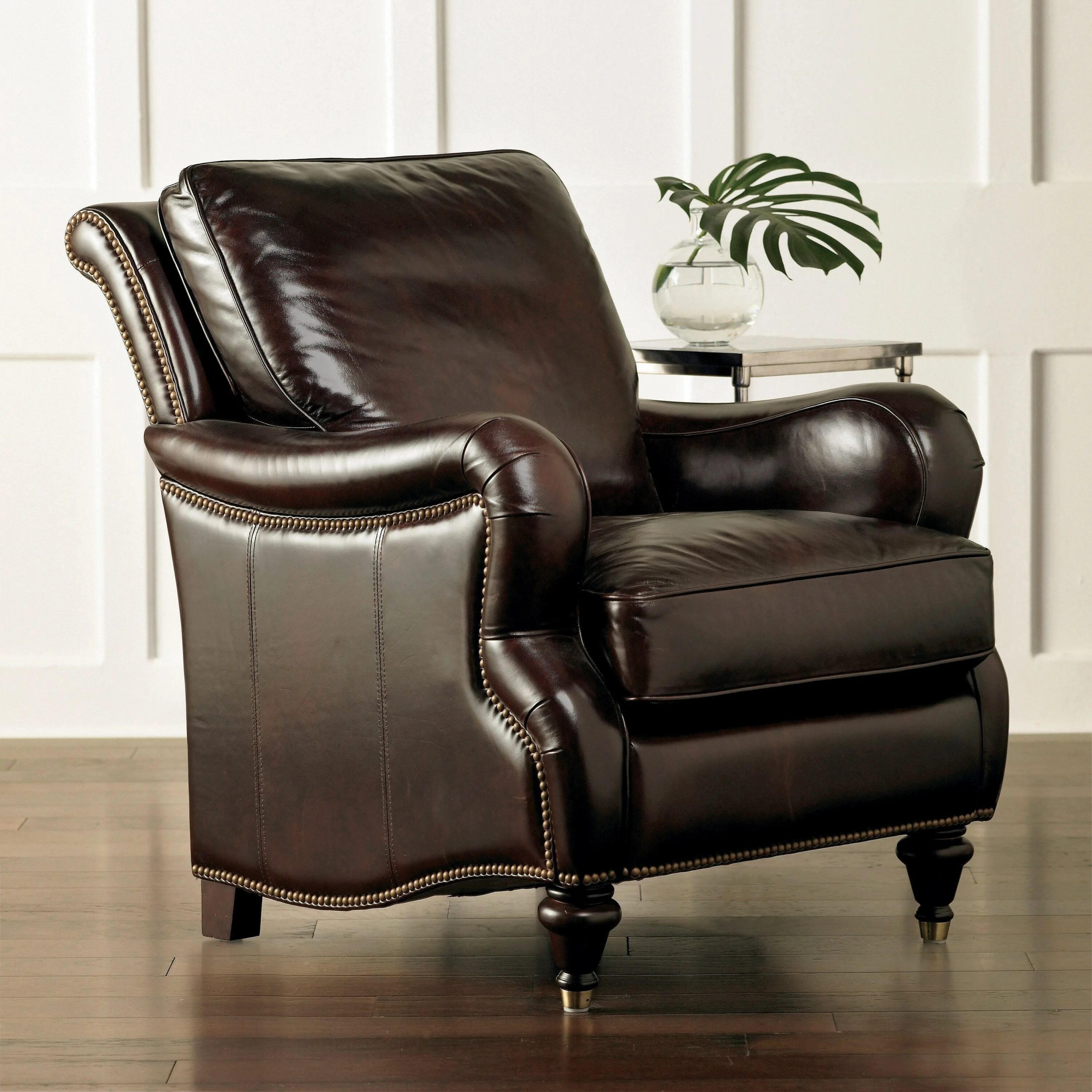Высокое кожаное кресло. Кресло Оксфорд кожаное. Кожаные кресла для гостиной. Кожаное кресло в интерьере. Кресло кожаное гостиная.