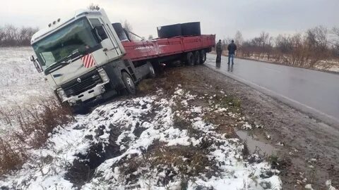 Фуры в кювете