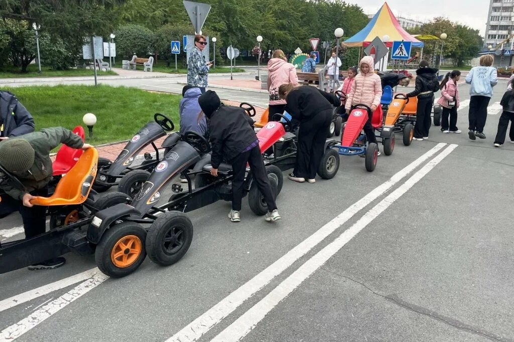 картинг картинг бийск аб. велопереход. мау до дтд ум юниор детский автогородок. день вдв челябинск 2023. площадка автогородка для велосипедистов.