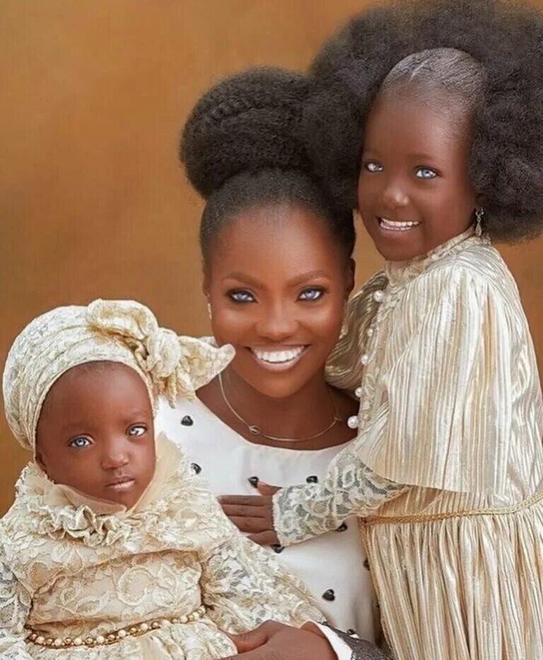 Темнокожая семья. Нигерийка Рисикат. Рисикат Азиз. Африканка с голубыми глазами. Афринка с голубыми глазами.