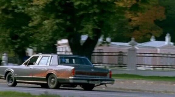 Линкольн машина из бригады. Lincoln town car из бригады. Линкольн космоса из бригады. Какая машина была в бригаде у космоса. Какая машина была в бригаде у космоса.