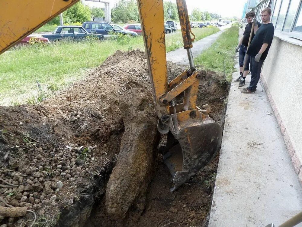 Разработка траншей вручную. Копка траншей. траншея для фундамента экскаватором. копка фундамента экскаватором. ручная копка траншей.