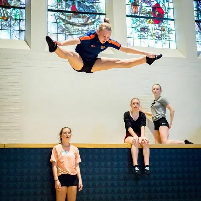 джампинг фитнес. дети на батуте. Jumping fitness батут. человек прыгает на батуте. спортивные дети.