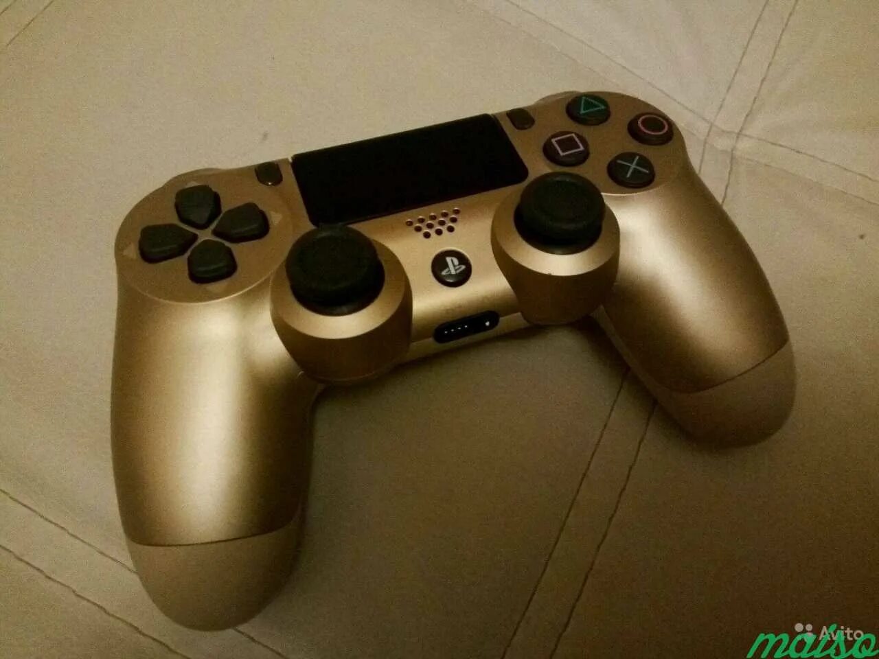 Приставка без джойстика. Dualshock 4 Gold. Золотой геймпад для ps4. Dualshock 4 золотой. Dualshock на ps4 золотой.