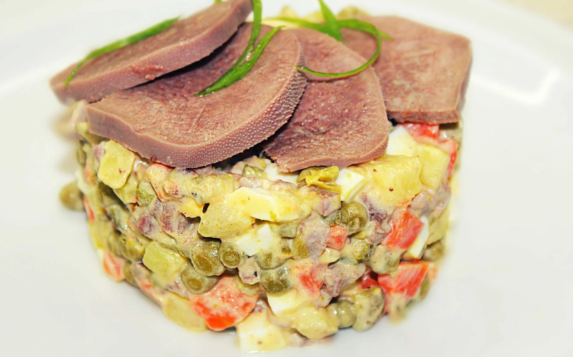 Салат с языком и морковью. Салат с языком. Мясной салат. Мясной салат. Оливье с говядиной.