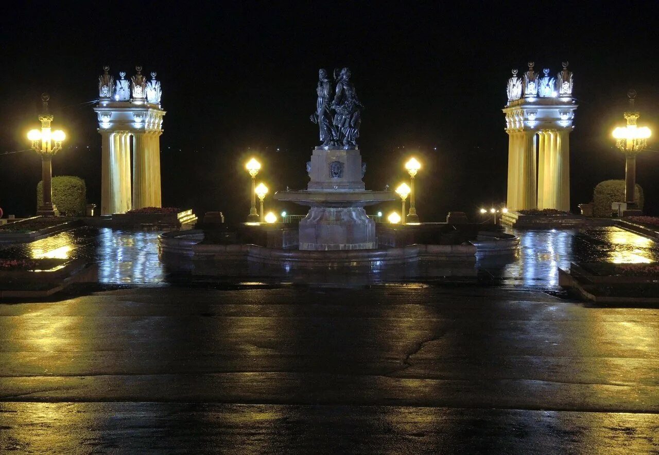Город волгоград ночью. Ночная набережная волгоград. набережная волгоград ночью. волгоград набережная вечером. ночная волга набережная волгоград.