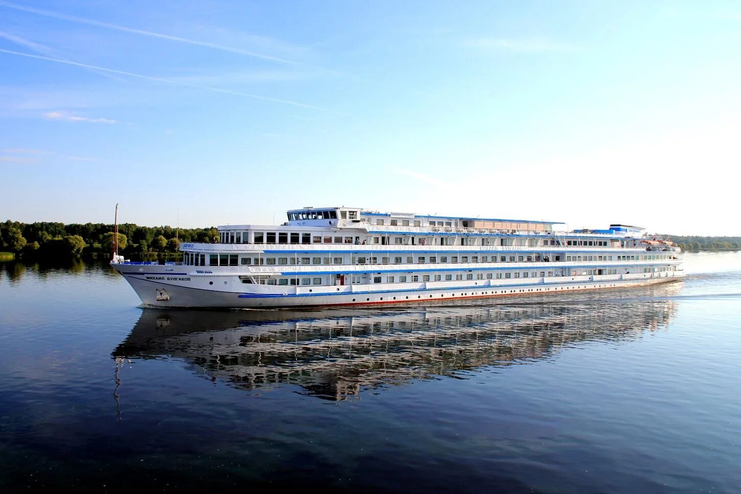 Fun&sun cruise нижний новгород 4*. Круиз на теплоходе лебединое озеро. Горицы на теплоходе. Речные круизы из петербурга в москву. Ромео теплоход.