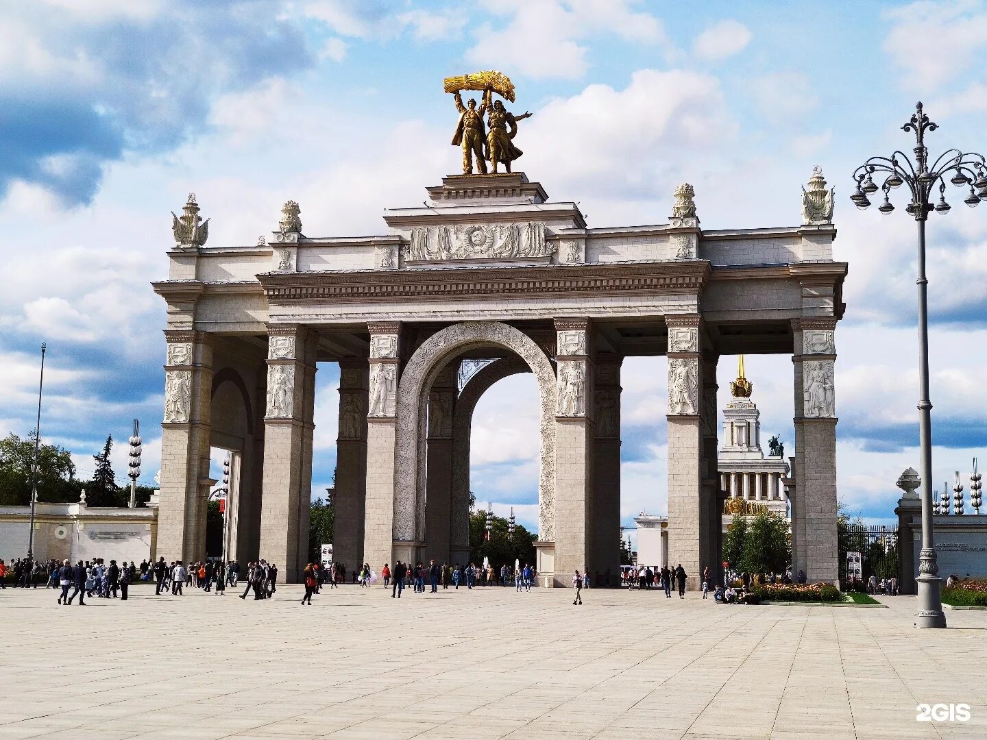 Вднх красные ворота. Парк вднх ворота. Вднх красные ворота. Москва арка вднх. Парк вднх ворота.