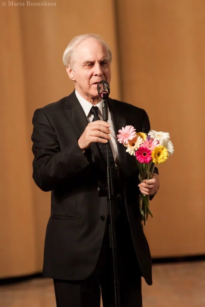 Маршалл эпплуайт. Уолтер маршалл. Профессор физики михаил. Преподаватель у доски. Professor main work.