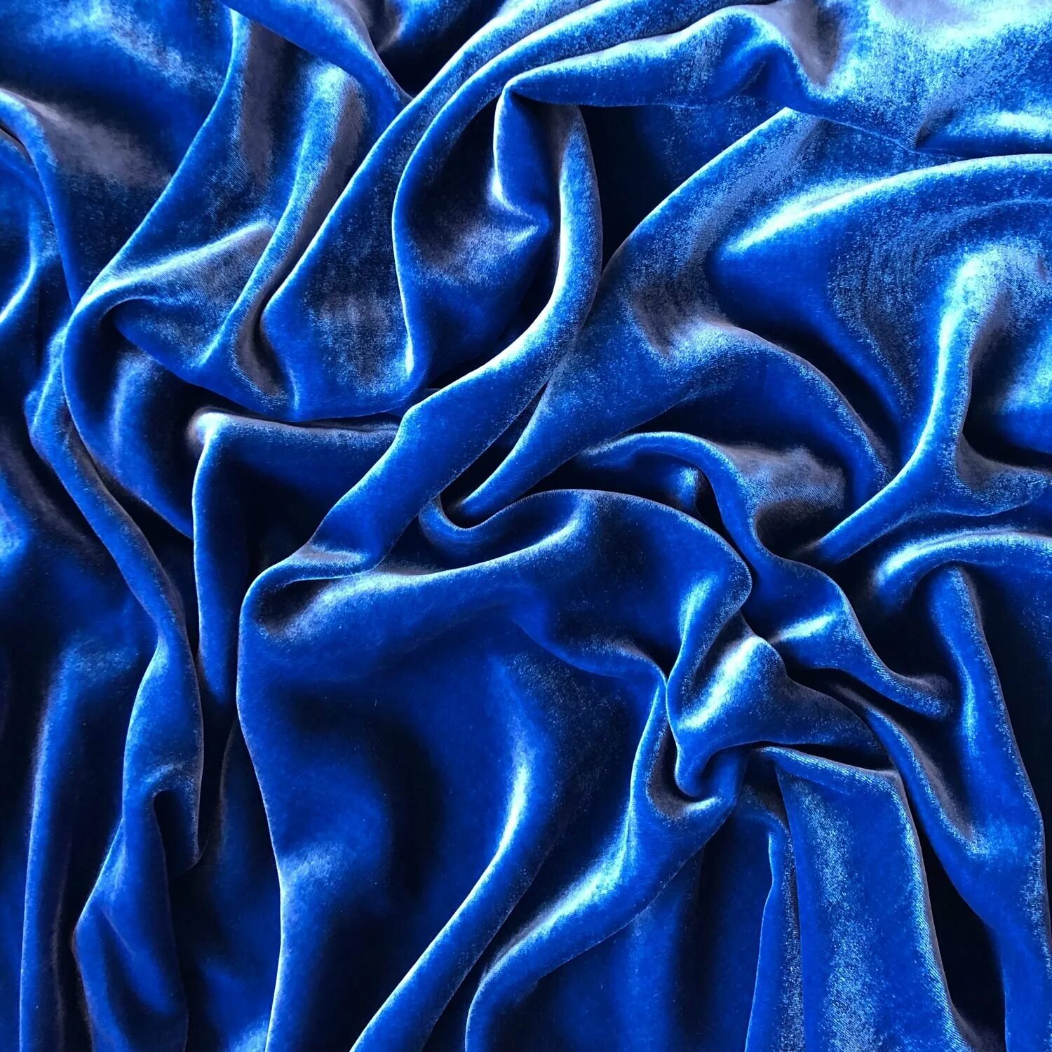Синий шелк фон. Синяя ткань. Темно синяя ткань. Темно синий шелк.