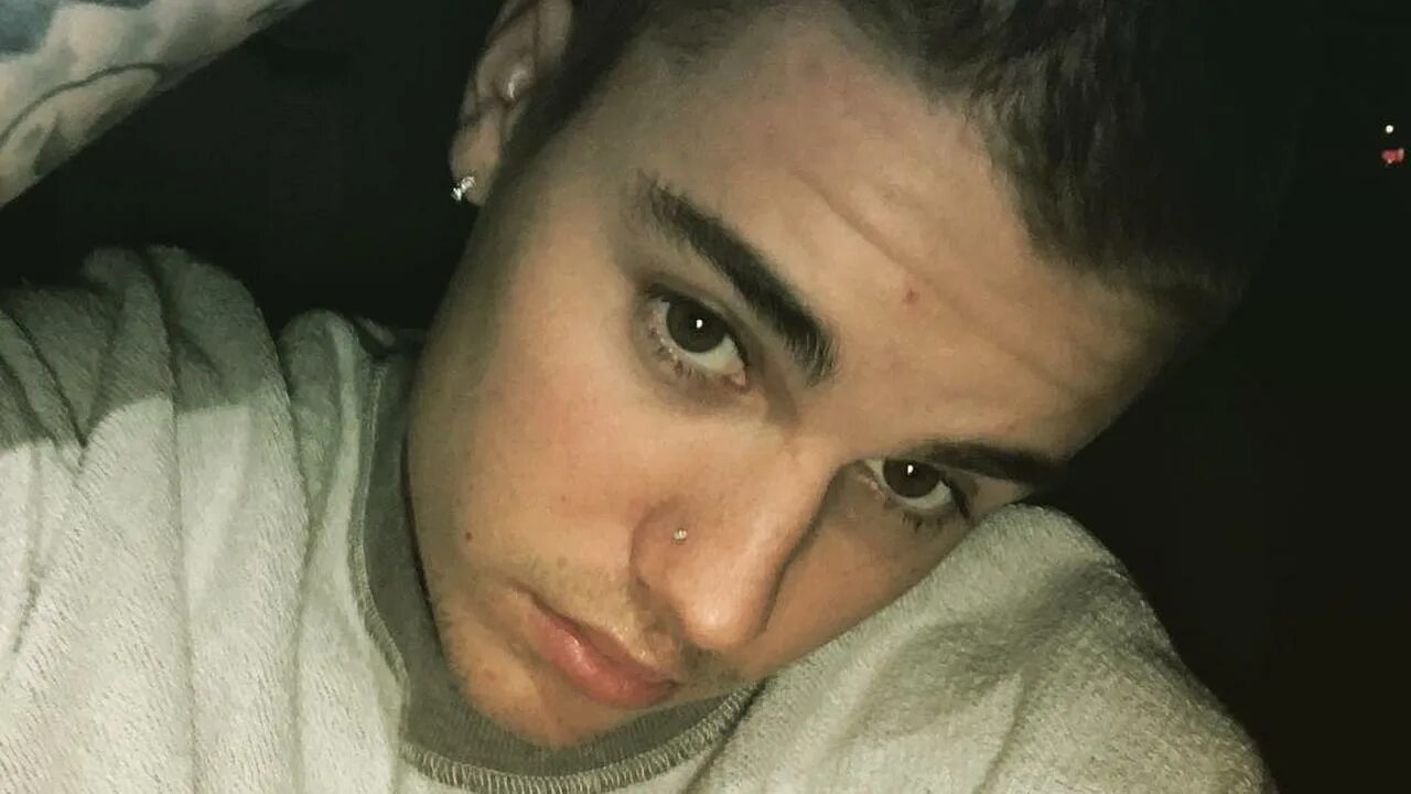 Джастин Бибер с дредами. Джастин плюс. Bieber Buzzcut.