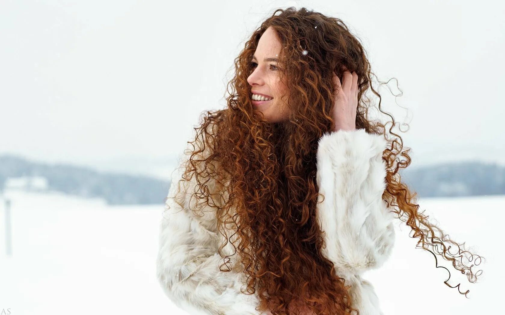 волосы электризуются. девушка с вьющимися волосами. красивые волосы. ухоженные волосы. иней на волосах.