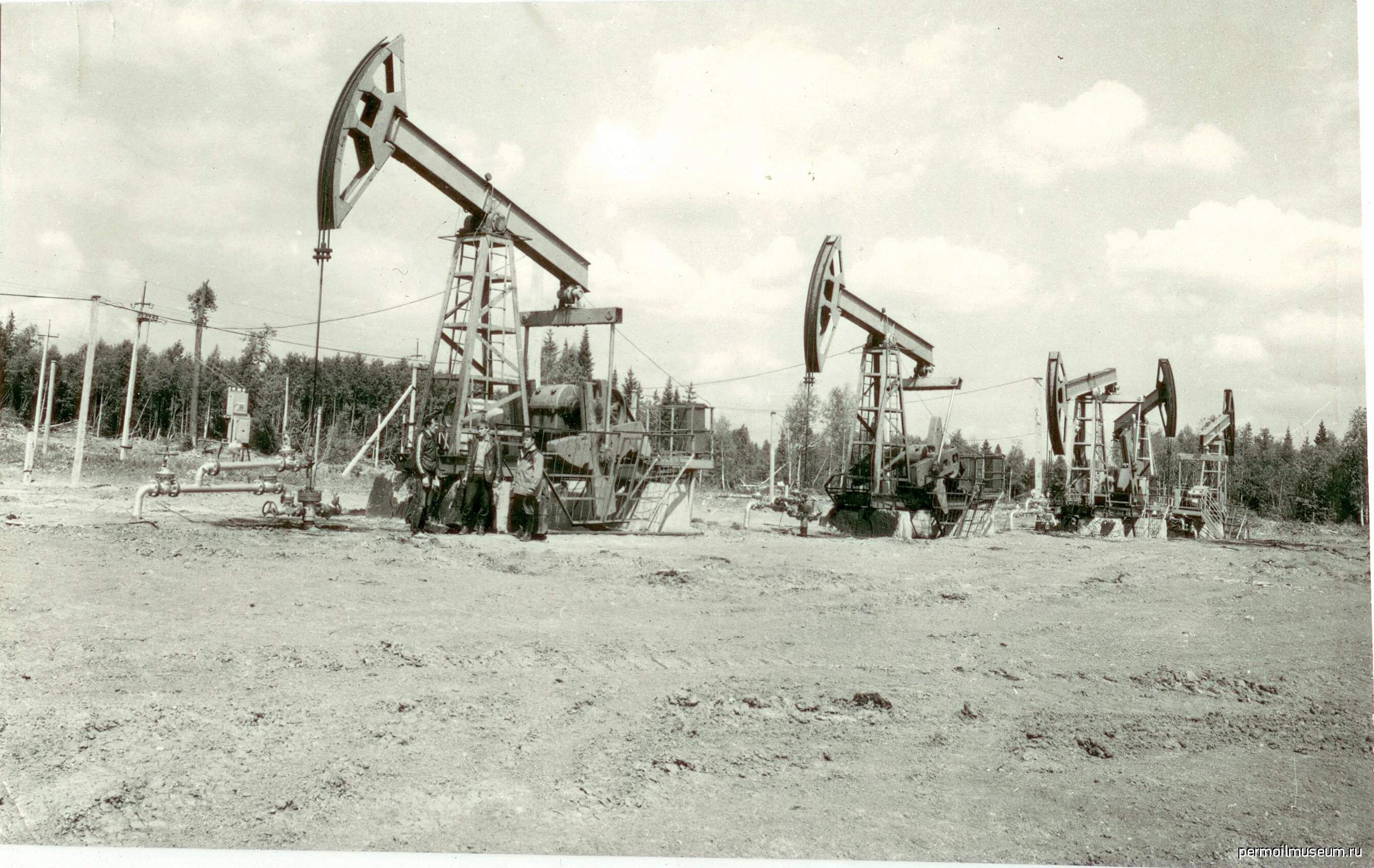 Баку нефть 1941. Нефтедобыча СССР 1930 годы. Краснокамская нефть фронту. Нефтяные заводы в Баку 19 век.