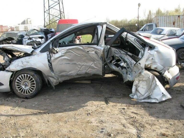 Автомашины после дтп. Автомобиль восстановлению не подлежит. тотальная машина. машина не подлежит восстановлению после дтп.