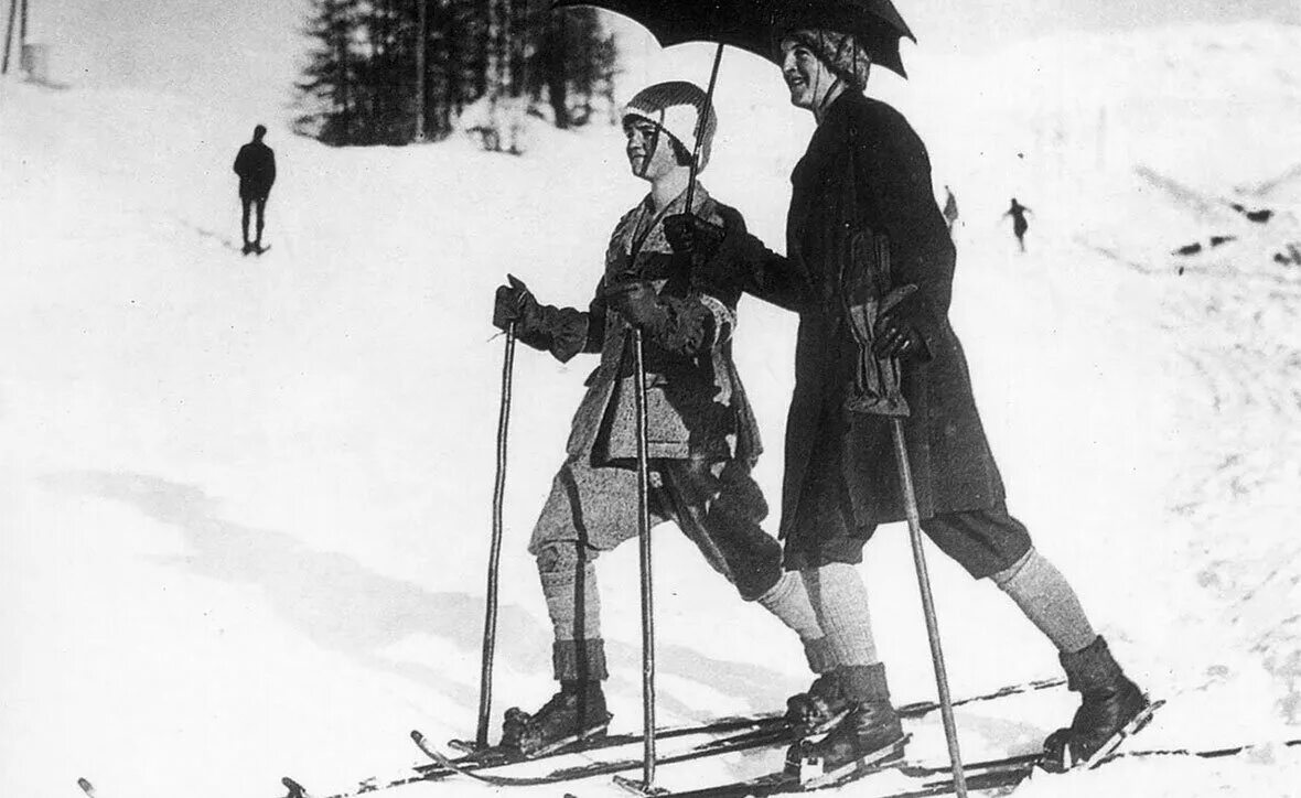 Лыжник в начале. Горные лыжи 20 века. Древние лыжи. Лыжный спорт 19 век. Первые лыжи.