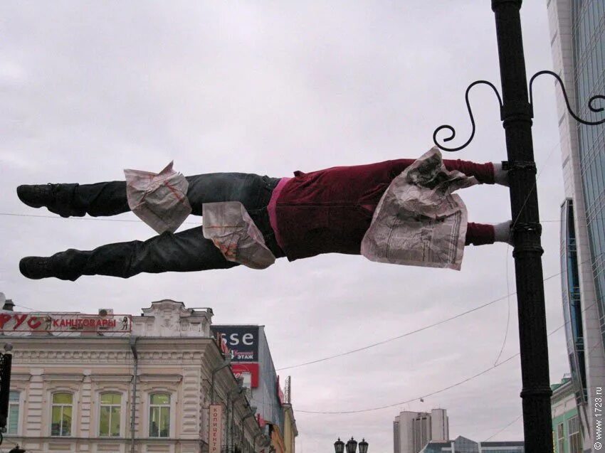 Сильный ветер. Человека уносит ветром. Усиление ветра. Ветер сдувает людей. Ветер сбивает с ног.