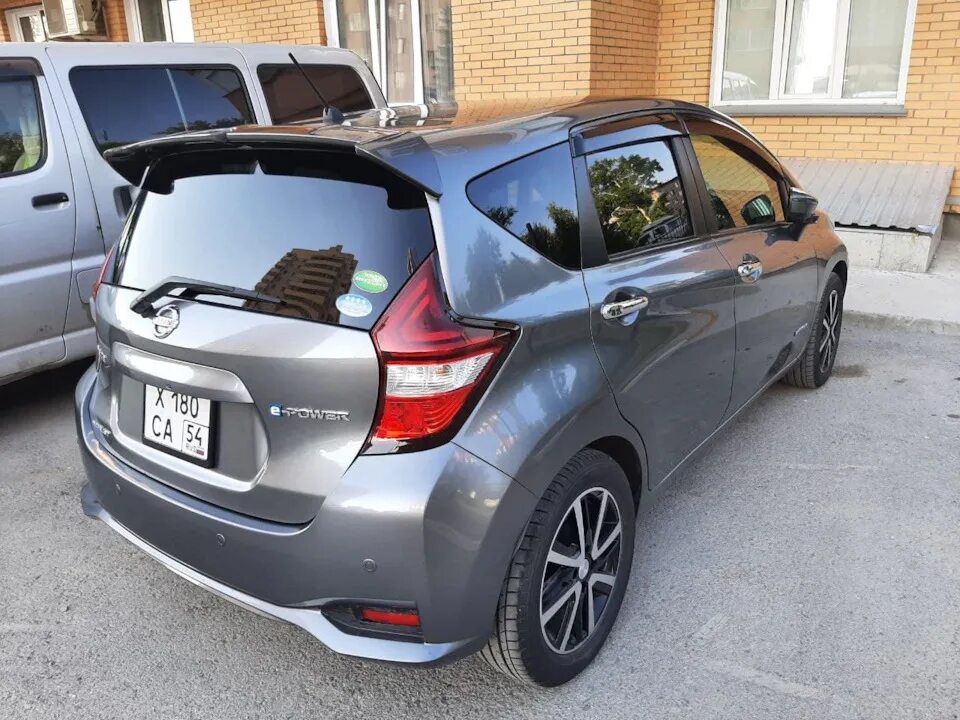 Спойлер ниссан ноут е12. Nissan note e12 спойлер. Nissan note e12 e power спойлер. Спойлер ниссан ноут е12. Кузов nissan note e12.