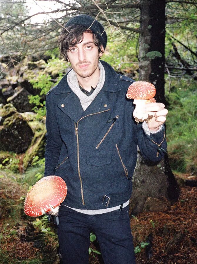 Огромный гриб. Огромный мухомор. Чел гриб. Чел гриб. Шляпка мухомора.