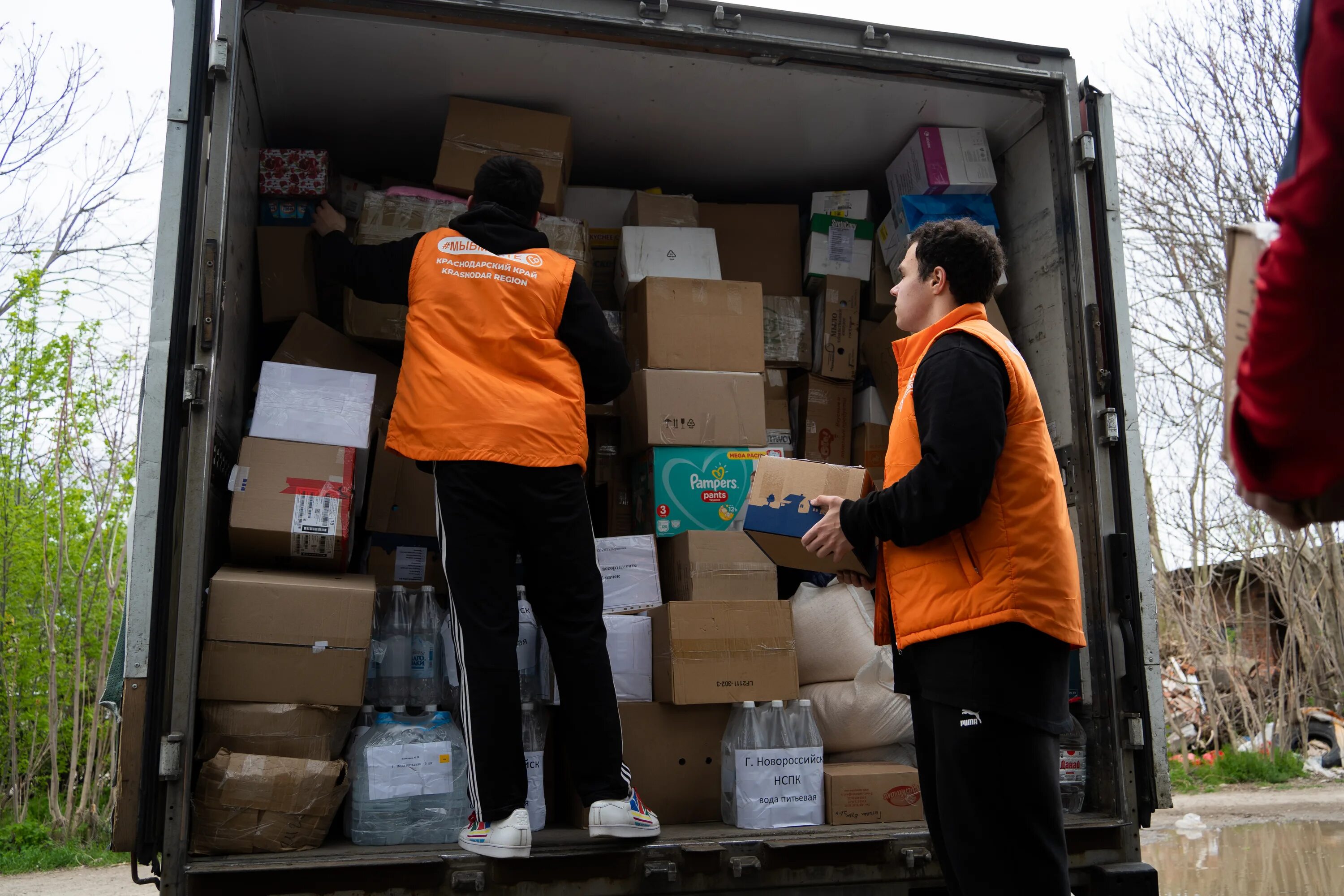 организаторы на регистрацию детей. омск пункты сбора помощи мобилизованным. гуманитарный груз сбор люди. центр сбора помощи. пункт помощи беженцам.