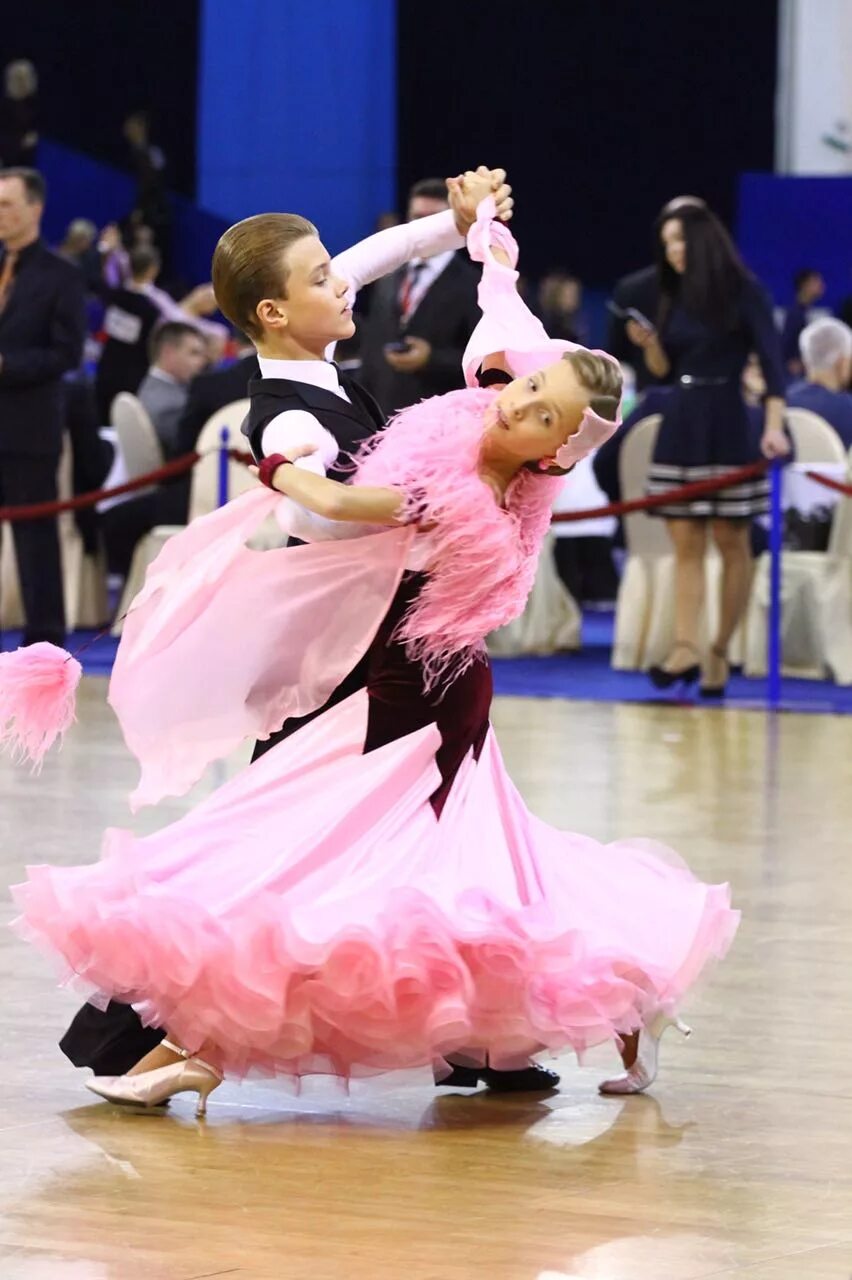 Бальный девочка спортивно танец. Илья Боровский бальные танцы. Конкурс бальных танцев. Соревнования по Бальным танцам дети. Конкурс спортивно бальных танцев.