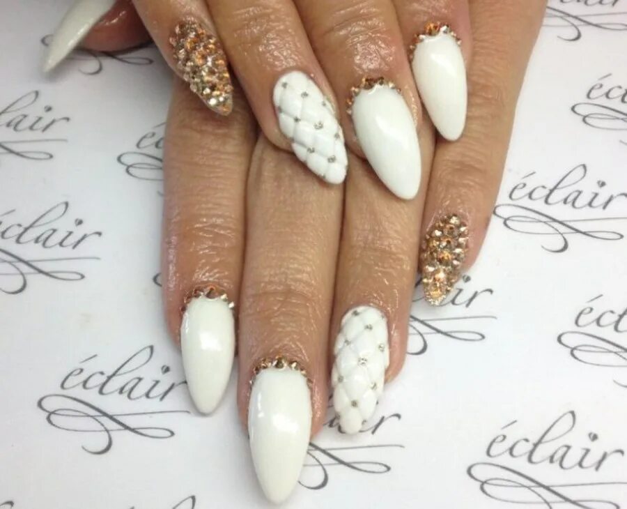 маникюр белый с серебром. дизайн белых ногтей миндаль новогодний. дизайн белых ногтей миндаль новогодний. дизайн белых ногтей миндаль новогодний. маникюр на миндальные ногти белый с золотом.