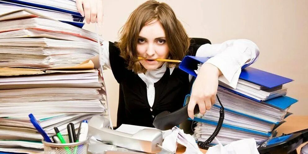 Много людей на работе. Завал бумаг в офисе. Креативная фотосессия в офисе. Офисный клерк в очках. Девушка с телефоном в офисе.